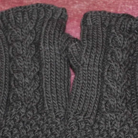 Nepalese Merino Wool Cable Knit Handwarmers Smoke - Picture 2 of 5